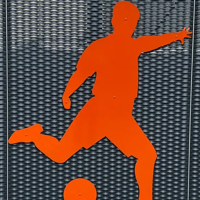 Clôture en métal déployé, détail du footballeur