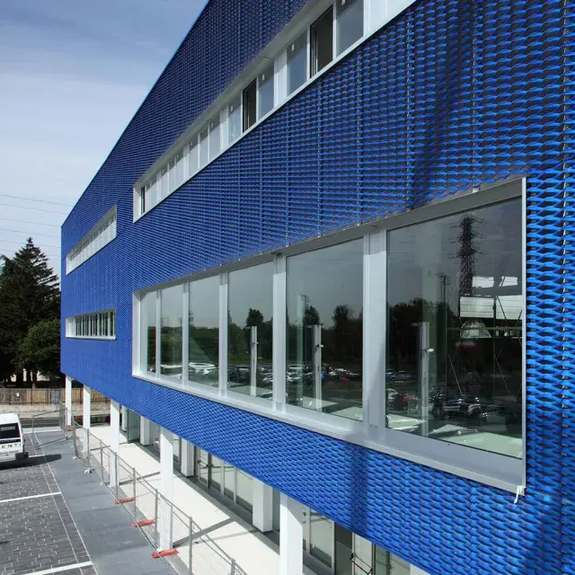 Façade réalisée en maille Ultra Limites peinte en bleu