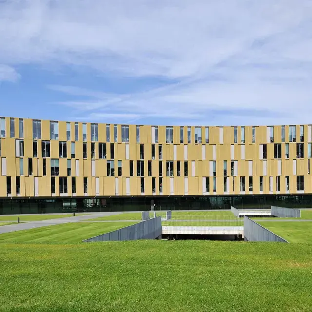 Vue avant de la façade en métal déployé