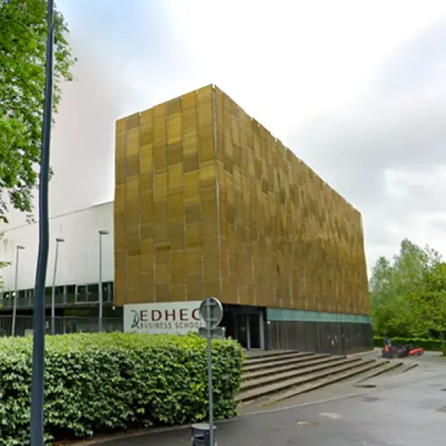 Vue d'ensemble d'un bâtiment revêtu de métal déployé