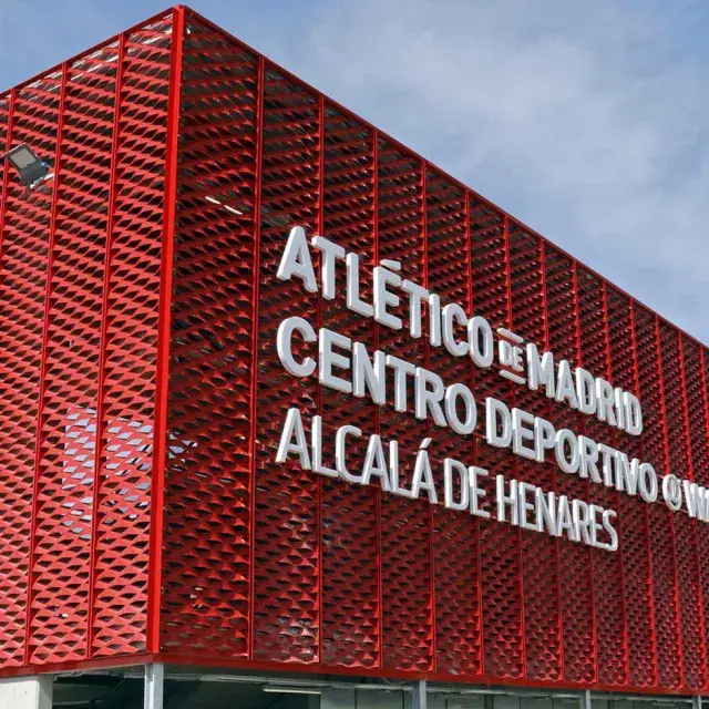 Couverture de la façade en métal déployé du Centro Deportivo Atletico Madrid