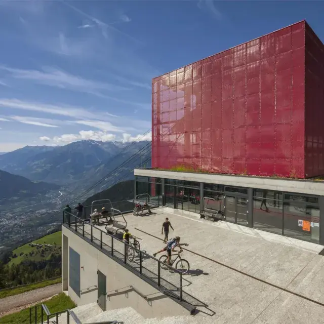 Vue d'ensemble de la structure en métal déployé peinte en rouge