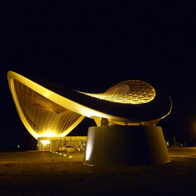 Le faux plafond de l'aéroport de Bakou illuminé la nuit