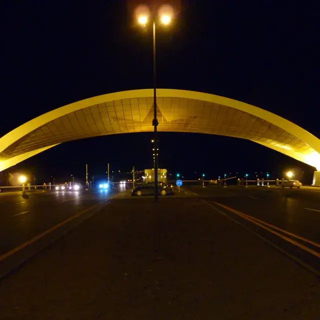 Vue panoramique du terminal Airport de l'aéroport de Bakou illuminé la nuit