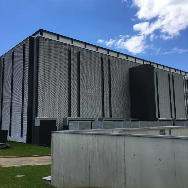 Vue latérale d'un bâtiment en métal déployé