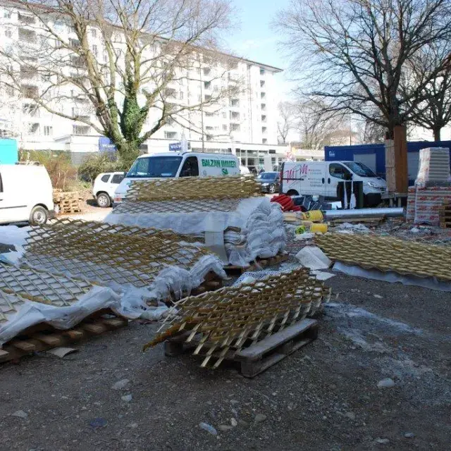 Panneaux en métal déployé sur chantier