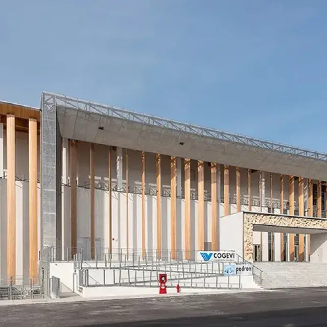 Façade du portail en métal déployé du Palais des Congrès de Padoue