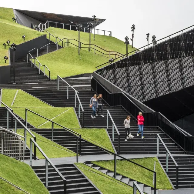 Vue de la façade et des escaliers de liaison du complexe